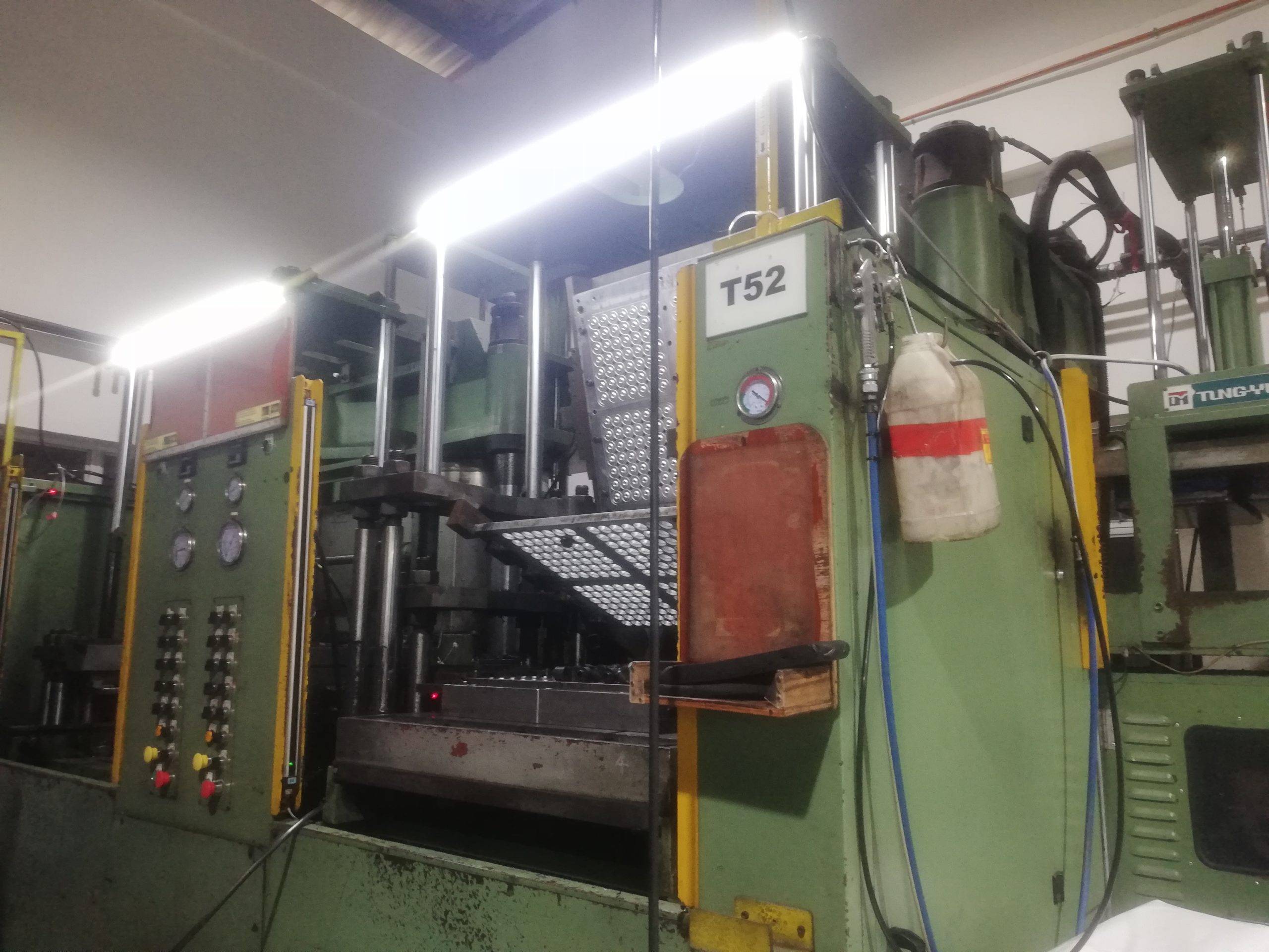 Rubber compression machine